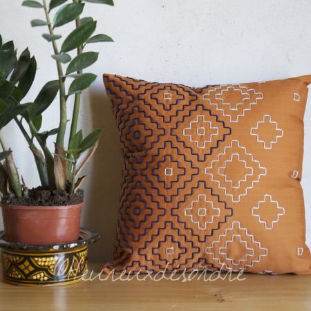 Housse de coussin brodée main