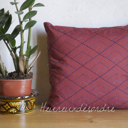 Housse de coussin brodée main