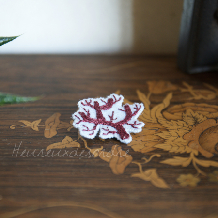 Broche brodée