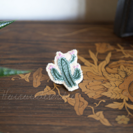 Broche brodée