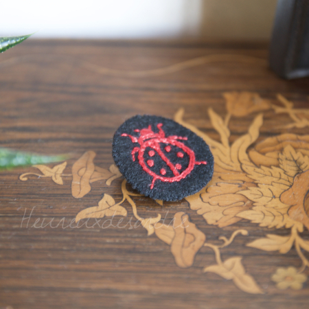 Broche brodée