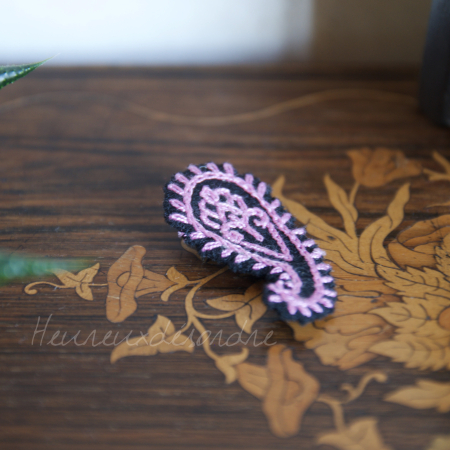 Broche brodée