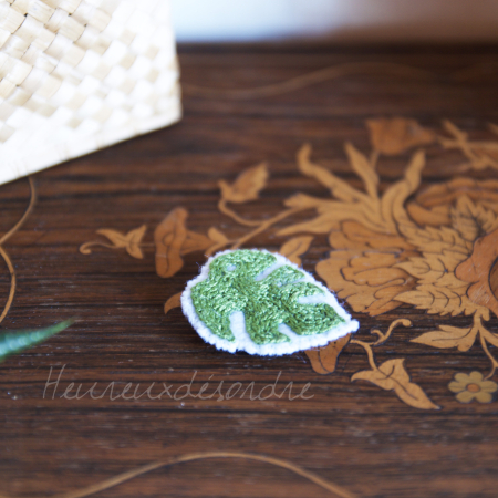 Broche brodée