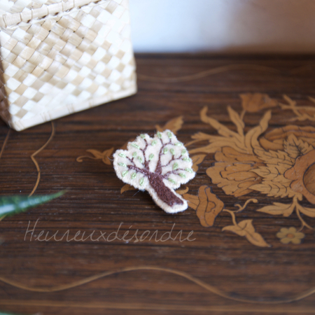 Broche brodée