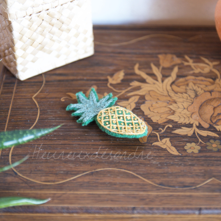 Broche brodée