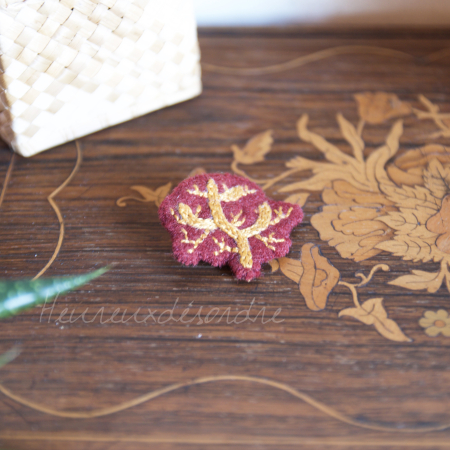 Broche brodée