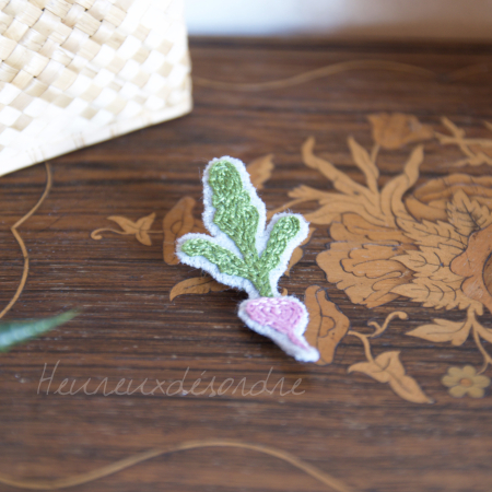 Broche brodée